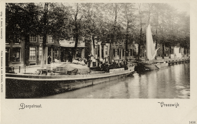 15016 Gezicht over de Vaartsche Rijn op de bebouwing en een rij loofbomen aan de Dorpsstraat te Vreeswijk uit het ...